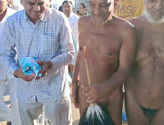 नगर द्वार किलेरामा में सिद्धांत सागर महाराज का ससंघ पाद प्रक्षालन व स्वागत हुआ