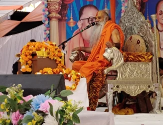 मानस सम्मेलन के चतुर्थ दिवस पर परम पूज्य संत कदमगिरि पीठाधीश्वर जगद्गुरु रामस्वरूपाचार्य जी महाराज व्यास पीठ पर पधारे, तत्पश्चात मंत्रों उपचार के साथ समिति सदस्यों एवं जनप्रतिनिधियों ने पादुका पूजा सम्पन्न किया गया।