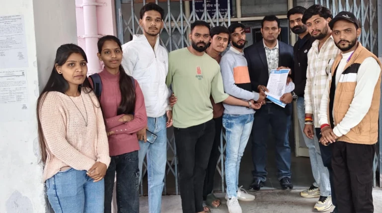 परीक्षा समिति में सुधार कराने के विषय में महाविद्यालय प्राचार्य को ज्ञापन सौंपा।