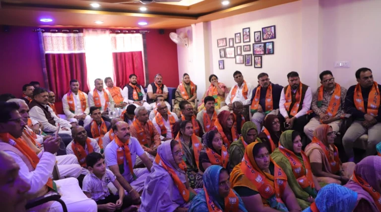 प्रधानमंत्री का रेडियो कार्यक्रम "मन की बात" हमे नई प्रेरणा ओर ऊर्जा देता है की हम देश,समाज के लिये अच्छे से अच्छा और क्या कर सकते है-गोपालसिंह इंजीनियर विधायक के नेतृत्व में बूथ क्र 155 पर बूथ अध्यक्ष मनोहर श्रीवास्तव के निवास पर कार्यकर्ताओं ने सुनी मन 