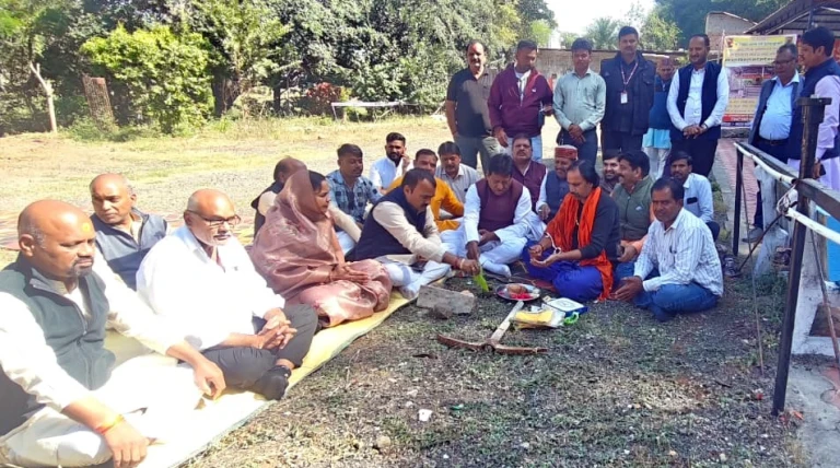 खेड़ापति परिसर, मुक्तिधाम पर एक-एक हाई मास्ट लाईट एवं मुखर्जी मैदान पर लगेगी दो फ्लड लाईट विधायक, नपाध्यक्ष सहित पार्षदों ने किया कार्य का भूमिपूजन