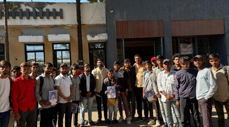 शहीद भगत सिंह जी की प्रतिमा को परदे से बाहर करने के लिए ज्ञापन सौपा