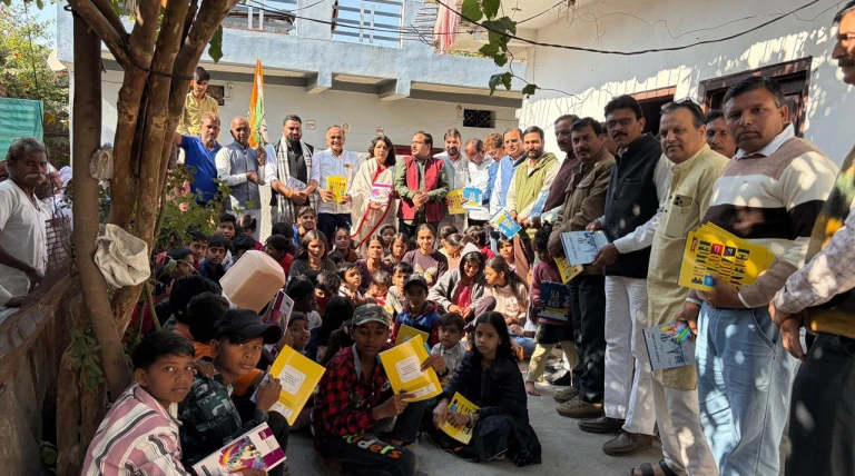 कांग्रेस के 141वें स्थापना दिवस पर बच्चों को शैक्षणिक सामग्री वितरित