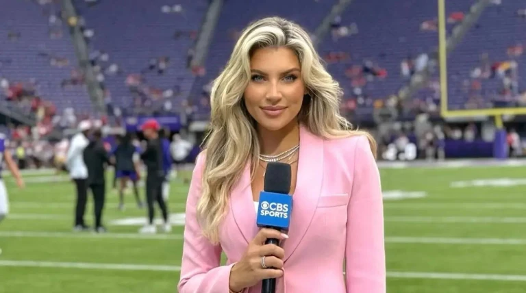 NFL reporter Melanie Collins stuns fans with offseason beach snap