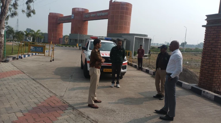 कलेक्टर के बालागुरु व एसपी दीपक शुक्ला पहुँचे वीआईटी कोठरी