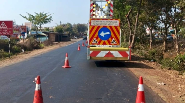 देवास भोपाल कॉरिडोर में दुर्घटना ऑन को रोकने के लिए इंदौर भोपाल हाईवे पर किया विशेष इंतजाम कोहरे के कारण होने वाली दुर्घटनाओं को रोकने का किया जा रहा है प्रयास