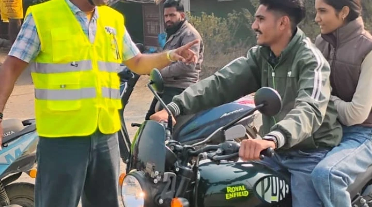 देवास भोपल कॉरिडोर द्वारा लगतार आमजन को सड़क सुरक्षा के लिए   दिया मार्गदर्शन