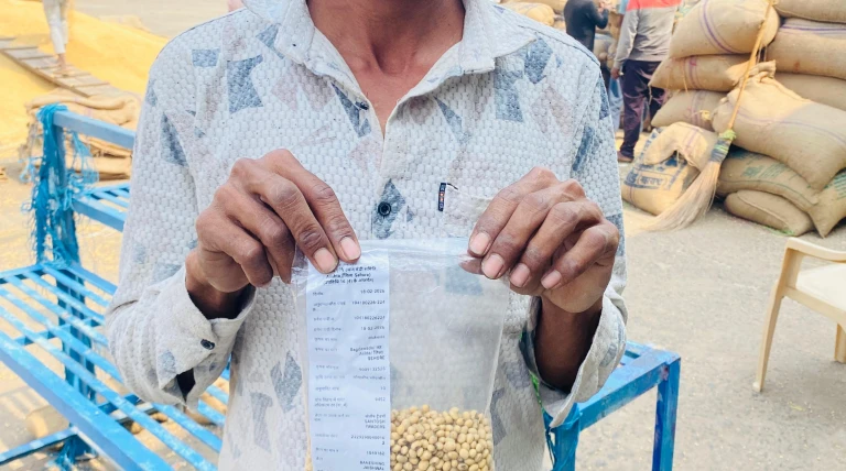 आष्टा कृषि उपज मंडी में सोयाबीन की नई किस्म जेएस-2025 की ऊँची बोली ने छेड़ी चर्चा, किसानों के हितों पर फिर उठे सवाल।