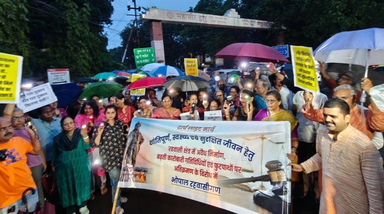 टॉर्च की रोशनी से गूंजा संदेश—‘अवैध निर्माण हटाओ, आवासीय क्षेत्र बचाओ’
