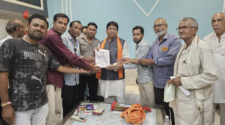 विधायक कार्यालय में जनसुनवाई वार्ड 15 के नागरिकों ने उठाई हाई टेंशन लाइन हटने की मांग