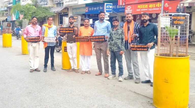 आष्टा के युवाओं ने की एक नई पहल बीच सड़क पर लगाए पौधे पर्यावरण  बचाओ का दिया संदेश तो याता यात के नियमो के लिए भी निभाई जिम्मेदारी ।