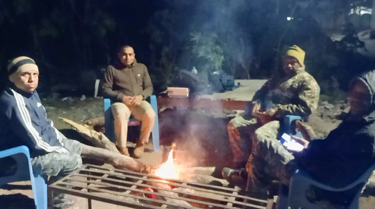 कड़कड़ाती ठंड में भी अपनी ड्यूटी पर फर्ज निभाते जवान